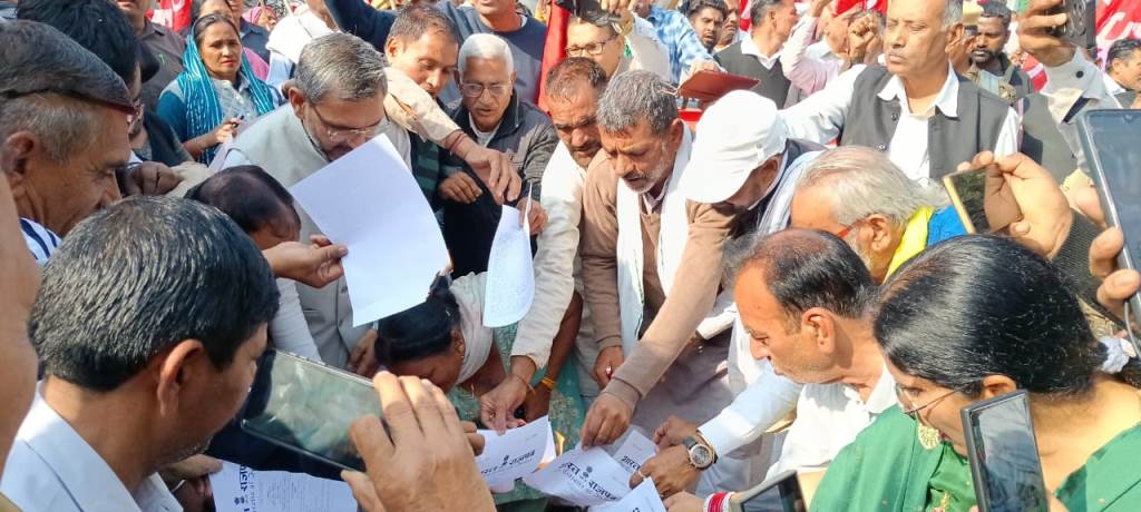 किसान आंदोलन की पाँचवीं वर्षगांठ पर करनाल में जबरदस्त प्रदर्शन सरकार के खिलाफ नारेबाज़ी तेज